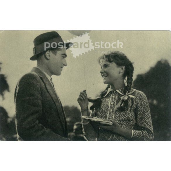 1955 - Törőcsik Mari és Soós Imre a Körhinta című filmben. Fotólap, képeslap. (2791015)