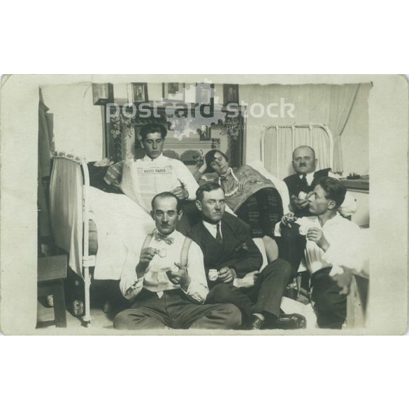 1928 - Kávézó baráti társaság Pesti Naplót olvasva. Fotólap, képeslap. (2791107)