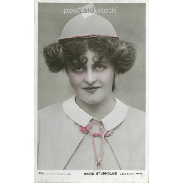 1905 - Miss Marie Studholme színésznő. Színezett fotólap, képeslap. (2791185)