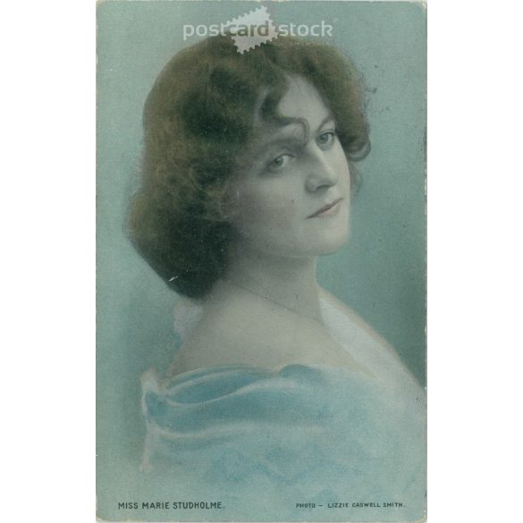 1905 - Miss Marie Studholme színésznő. Színezett fotólap, képeslap. (2791187)