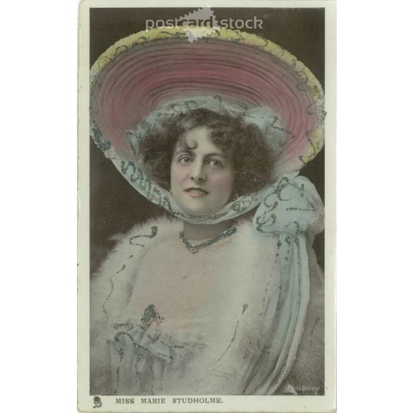1905 - Miss Marie Studholme színésznő. Plasztikus, csillám felülettel. Színezett fotólap, képeslap. (2791188)