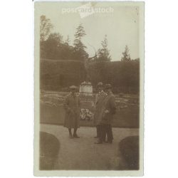   1920 - Férfiak egy parkban, csoportkép. Fotólap, képeslap. (2791213)