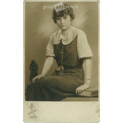   1933 – Fiatal hölgy portré. Fotólap, képeslap. (2791262)
