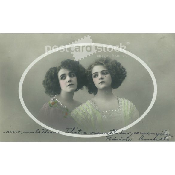 1909 - Hölgyek különleges frizurával. Színezett fotólap, képeslap. (2791350)