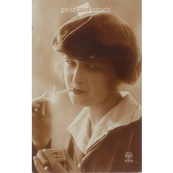   1928 - Elegáns, fiatal, francia nő cigarettával. Színezett fotólap, képeslap. (2791514)