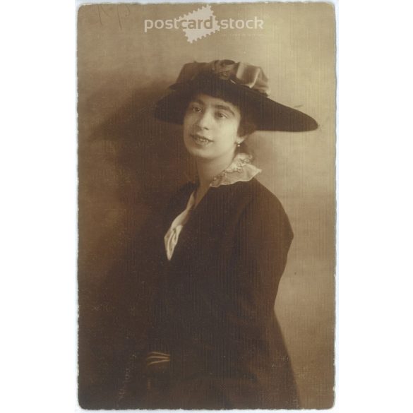 1921 - Festői, fiatal nő portréja. Fekete-fehér fotólap. Képeslap. (2791533)