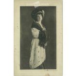 1911 - A bundás hölgy. Fekete-fehér fotólap, képeslap. (2791592)