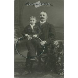   1929 – „Az atyai szigor”. Fekete-fehér fotólap. (2791599)