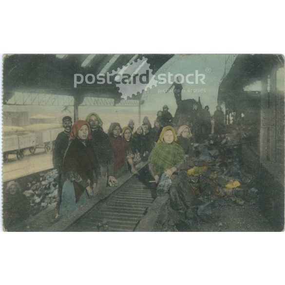 1912 - Szénválogatók a pályaudvaron. Színezett fotólap, képeslap. (2791624)