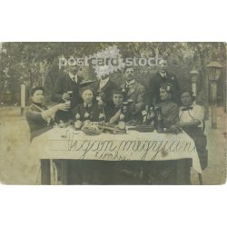   Baráti társaság, vidám felirattal. Fotólap, képeslap. (2791642)