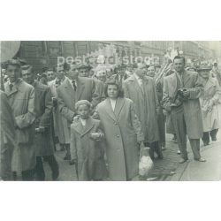  Felvonulás, valamikor a felszabadulás után a budapesti utcákon. Eredeti papírkép. (2791790)