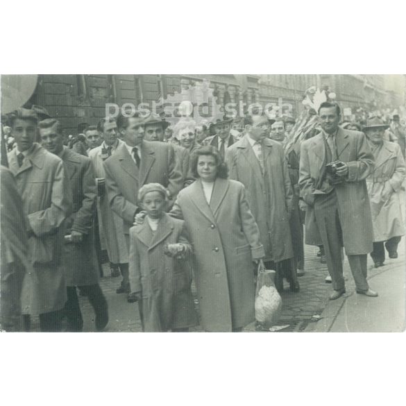 Felvonulás, valamikor a felszabadulás után a budapesti utcákon. Eredeti papírkép. (2791790)