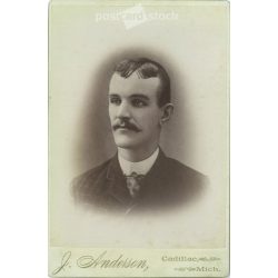   J. Anderson által készített kabinetfotó. Fiatal, tehetős férfi portréja. 1910-es évek haj- és bajuszvideletével. (2791792)