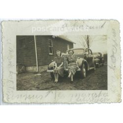   Fiatal, vidám hölgy testvérpár egy autó lökhárítóján ülve. 1920-as évek (2791795)