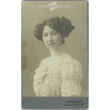 J. Popjel fotóműterem, Bécs. Fiatal, elegáns hölgy portréja, masnis frizurával, csipkenyakú ruhában. 1900-as évek eleje. (2791797)