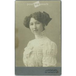   J. Popjel fotóműterem, Bécs. Fiatal, elegáns hölgy portréja, masnis frizurával, csipkenyakú ruhában. 1900-as évek eleje. (2791797)