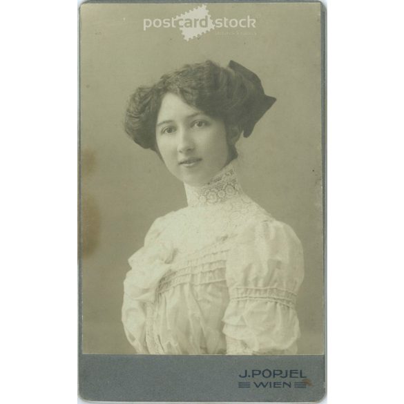 J. Popjel fotóműterem, Bécs. Fiatal, elegáns hölgy portréja, masnis frizurával, csipkenyakú ruhában. 1900-as évek eleje. (2791797)