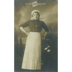   Középosztálybeli, fiatal nő virággal. Műtermi felvétel, fotólap. 1920-as, 1930-as évek. (2791798)