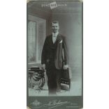 Nicolay Stockmann, bécsi fotoműtermében készült kabinetfotó. Ledl Ottó portréfotója, kalappal és sétapálcával, divatos bajusz viselettel. (2791800)