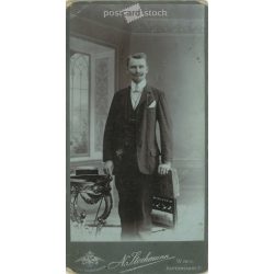   Nicolay Stockmann, bécsi fotoműtermében készült kabinetfotó. Ledl Ottó portréfotója, kalappal és sétapálcával, divatos bajusz viselettel. (2791800)