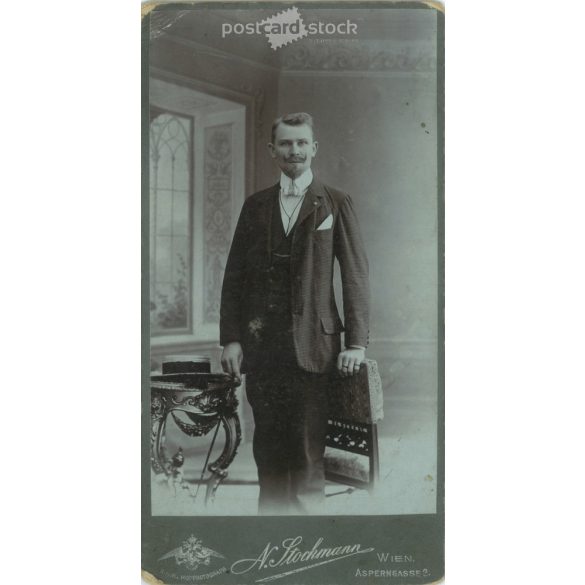Nicolay Stockmann, bécsi fotoműtermében készült kabinetfotó. Ledl Ottó portréfotója, kalappal és sétapálcával, divatos bajusz viselettel. (2791800)
