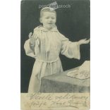 1903 - Gyermek, papi ruhában. Képeslap, fotólap. (2791804)