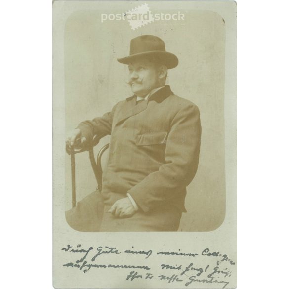 1902 - Tehetősebb férfi műtermi fotója, kalapban, sétapálcával. Képeslap, fotólap. (2791807)