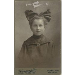   Fiatal lány portréfotója, hatalmas masnival, Kozmann és Társa fotóműterméből. Debrecen. Kabinetfotó / keményhátú fotó / vizitkártya. (2791871)