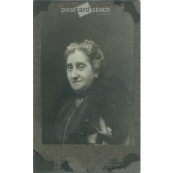   Idősebb, tehetős hölgy portréfotója, Hollós M. fotóműterméből. Budapest. Kabinetfotó / keményhátú fotó / vizitkártya. (2791875)
