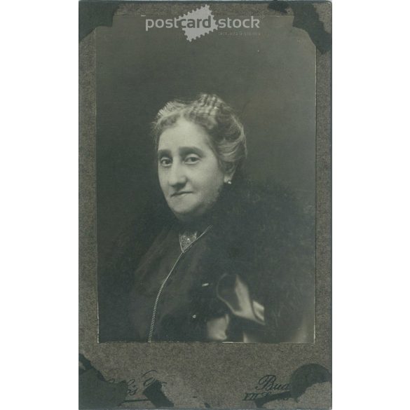 Idősebb, tehetős hölgy portréfotója, Hollós M. fotóműterméből. Budapest. Kabinetfotó / keményhátú fotó / vizitkártya. (2791875)