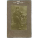 Idősebb, alsóosztálybeli férfi portréfotója. Dombornyomott keménytáblára kasírozva. Kabinetfotó / keményhátú fotó / vizitkártya. (2791876)