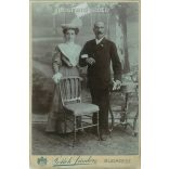 1906 - Tehetős, elegáns házaspár, egészalakos portréfotója, Pottok Sándor fényképészeti műterméből. Budapest. Kabinetfotó / keményhátú fotó / vizitkártya. (2791877)