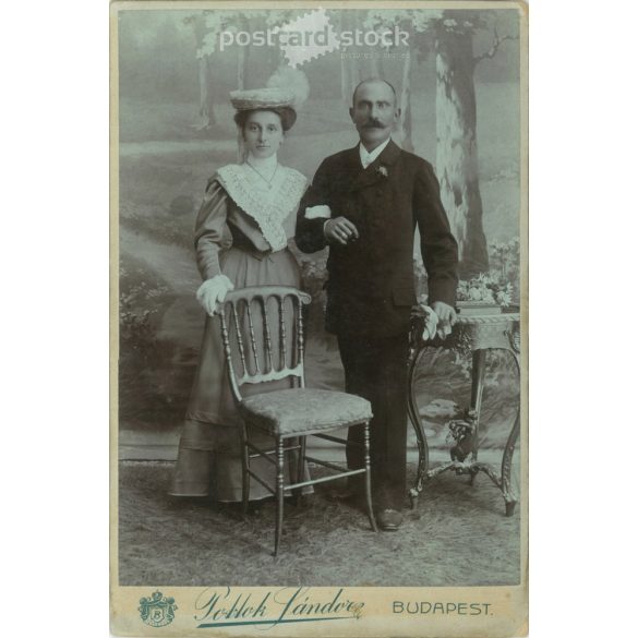 1906 - Tehetős, elegáns házaspár, egészalakos portréfotója, Pottok Sándor fényképészeti műterméből. Budapest. Kabinetfotó / keményhátú fotó / vizitkártya. (2791877)