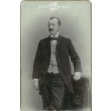 Tehetős, elegáns úr, egészalakos portréfotója, Kozma Ferenc fényképészeti műterméből. Budapest. Kabinetfotó / keményhátú fotó / vizitkártya. (2791878)