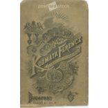 Tehetős, elegáns úr, egészalakos portréfotója, Kozma Ferenc fényképészeti műterméből. Budapest. Kabinetfotó / keményhátú fotó / vizitkártya. (2791878)