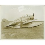 1930-as évek vége. Seversky P-35 Alexander Kartveli, aki a SEV-3XAR mellett áll, X-2106 felirattal. Valószínűleg ez a repülőgép utolsó kétéltű konfigurációja. (2791879)