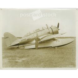   1930-as évek vége. Seversky P-35 Alexander Kartveli, aki a SEV-3XAR mellett áll, X-2106 felirattal. Valószínűleg ez a repülőgép utolsó kétéltű konfigurációja. (2791879)
