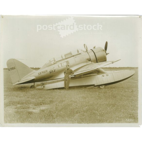 1930-as évek vége. Seversky P-35 Alexander Kartveli, aki a SEV-3XAR mellett áll, X-2106 felirattal. Valószínűleg ez a repülőgép utolsó kétéltű konfigurációja. (2791879)