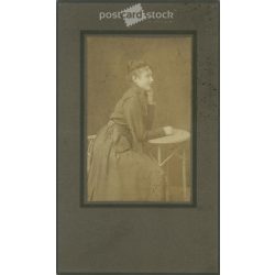   Fiatal nő, egészalakos portréfotója, elegáns, hímzett ruhában. Kabinetfotó / keményhátú fotó / vizitkártya. (2791880)