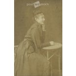 Fiatal nő, egészalakos portréfotója, elegáns, hímzett ruhában. Kabinetfotó / keményhátú fotó / vizitkártya. (2791880)
