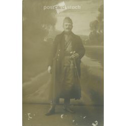   1914 - K.u.K. katona, egészalakos, műtermi fotó. Tábori postával kézbesített. Képeslap, fotólap. (2791895)