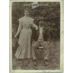   Középkorú, amerikai pár, kerti, egészalakos fotója. Eredeti papírkép, keményhátú fotó. (2791896)