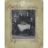Tehetős, fiatal, söröző férfiak, egészalakos csoportképe. Diamant István fényképészeti műterme készítette. Kabinetfotó / keményhátú fotó. (2791897)