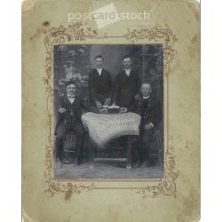   Tehetős, fiatal, söröző férfiak, egészalakos csoportképe. Diamant István fényképészeti műterme készítette. Kabinetfotó / keményhátú fotó. (2791897)