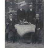 Tehetős, fiatal, söröző férfiak, egészalakos csoportképe. Diamant István fényképészeti műterme készítette. Kabinetfotó / keményhátú fotó. (2791897)