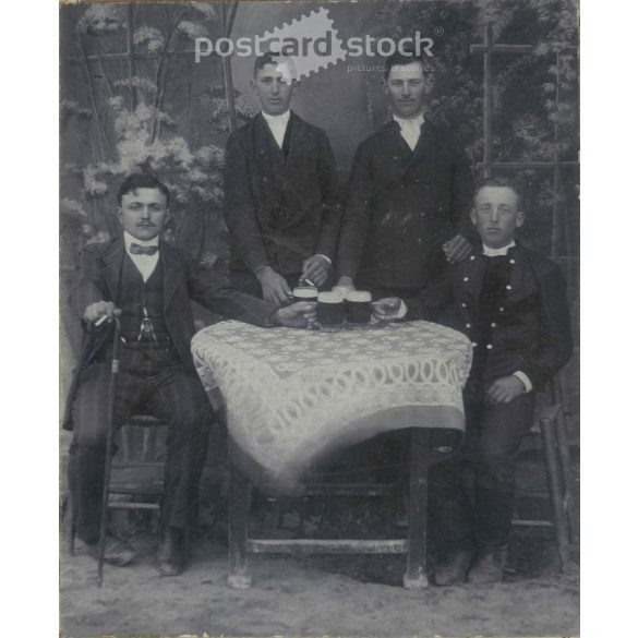 Tehetős, fiatal, söröző férfiak, egészalakos csoportképe. Diamant István fényképészeti műterme készítette. Kabinetfotó / keményhátú fotó. (2791897)