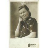 1960-as évek - Hunnia fotóműterem munkája. Fiatal hölgy, masnis blúzban. Eredeti papírkép. (2791901)