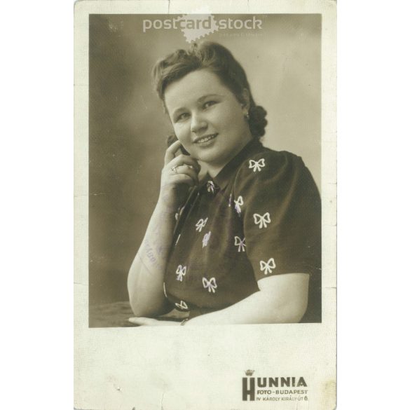 1960-as évek - Hunnia fotóműterem munkája. Fiatal hölgy, masnis blúzban. Eredeti papírkép. (2791901)