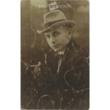 Elegáns, tehetős fiatalember kalapban cigarettával. Műtermi felvétel, fotólap. 1920-as, 1930-as évek. (2791903)