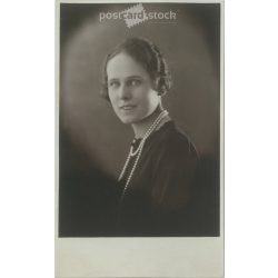   1926 - HERZ művészi fényképező műterem munkája. Fiatal hölgy, gyöngysorral, fonott frizurával. Eredeti papírkép. Képeslap, fotólap. (2791904)
